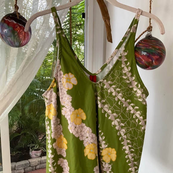 Lovely Hawaiian Floral Lei Top - Picture 2 of 5